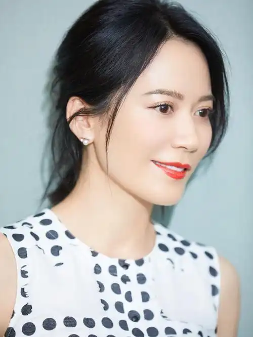 说起颧骨高的女星,我就想起了俞飞鸿,沉稳大气,雍容_圈子-新氧美容