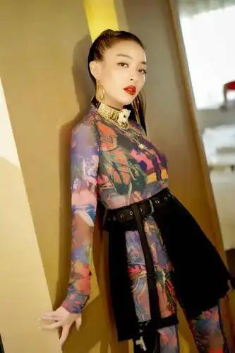 vava酷炫霸气嗨翻音乐节 《我的新衣》引大合唱