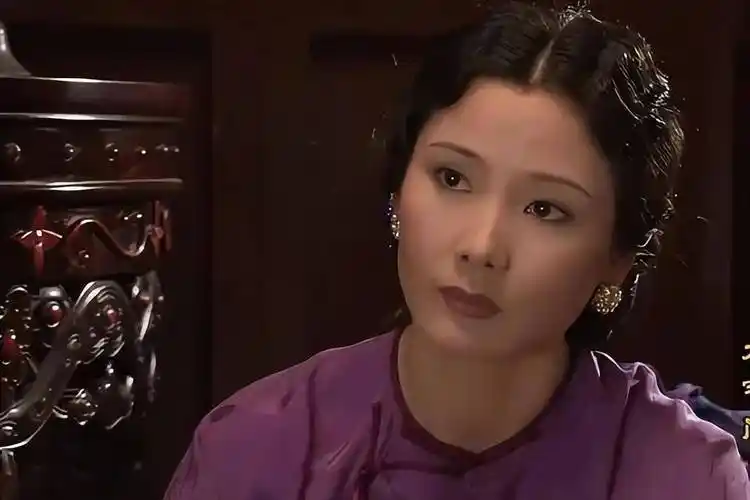 在中央电视台和张艺谋联合推荐下,何赛飞得到了出演"杨九红"的机会