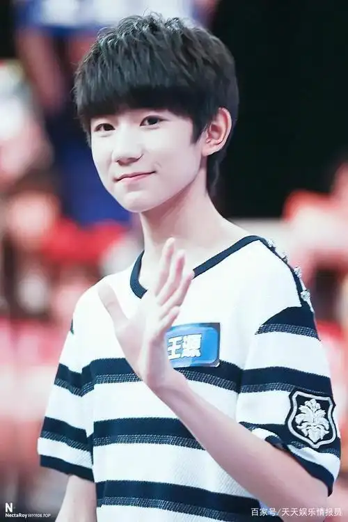 王源的幼崽时期vs现在 网友:从小漂亮到大