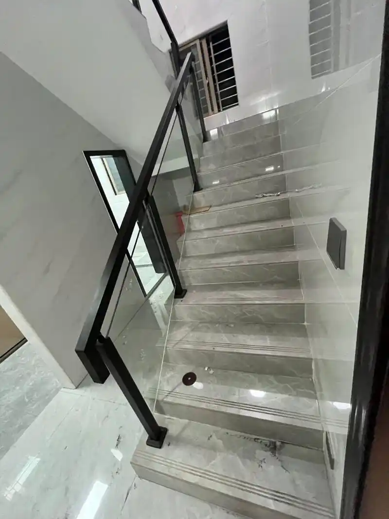 黑304立柱7712厘钢化玻璃7750方管不锈钢磨砂黑扶手面玻璃免开孔