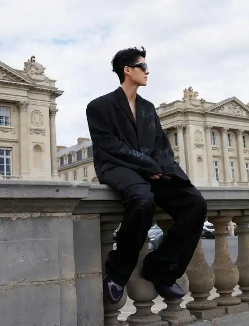 刘昊然身上的随性感