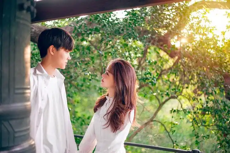 拍照尴尬放不开我来教你怎么拍好情侣合照