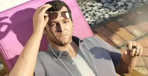 《gta5》麦克饰演者拍视频答粉丝问,他家里的布置亮了