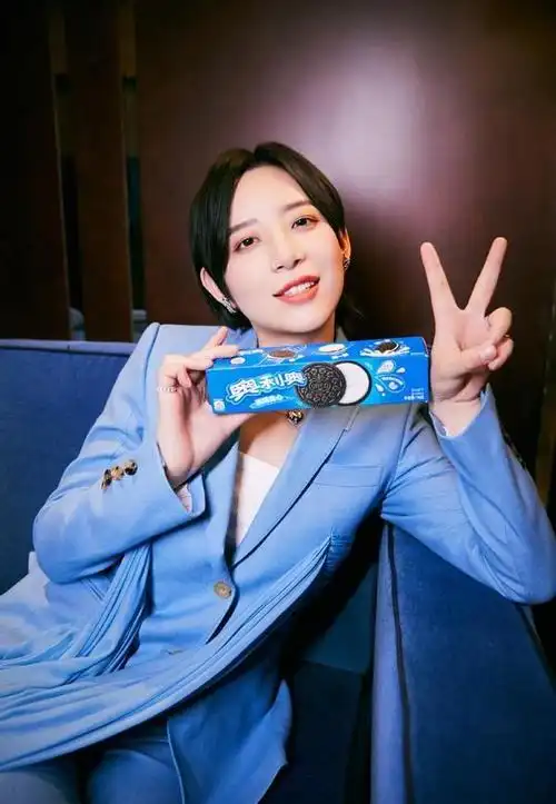 李斯丹妮参加浪姐后有点女人味了,穿卫衣挺甜美,不像以前的她了