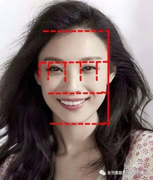论「三庭五眼」,倪妮是很接近标准的均分,上了妆的时候就能浮现出妩媚