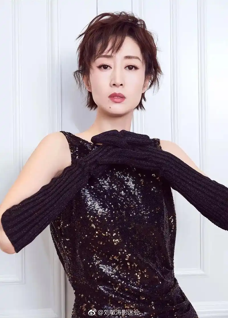 刘敏涛这段发时间剪掉十年长发,变成了波波头短发造型,不过还真的减龄