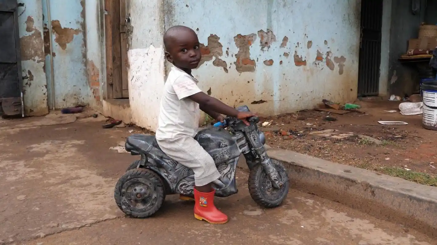 中国人让非洲小孩拍祝福视频,拍30秒卖150元,非洲人都不够用了