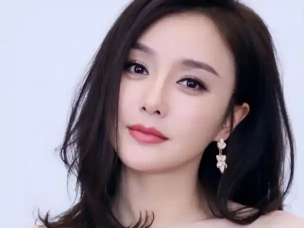 达到了极致的地步,每个人的审美都是大眼睛,双眼皮,细高鼻梁,瓜子脸