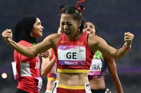 葛曼棋百米夺冠依旧胶布挡纹身吴艳妮大方露出更有一将从不遮掩