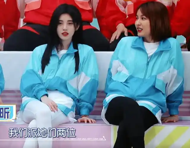 鞠婧祎还是和吴昕站在一起,再看看这下二人的同框呢?