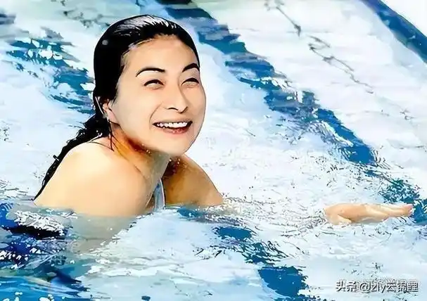 郭晶晶出席活动,三万包包成笑柄,尴尬表情引网友吐槽|跳水赛事|游泳