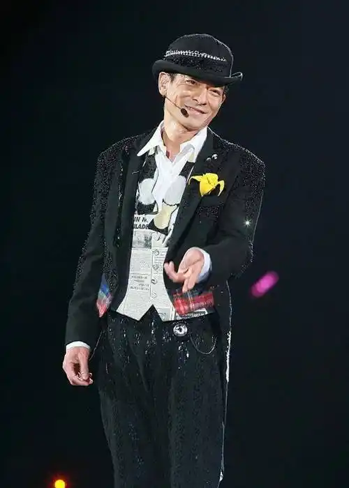 刘德华7岁帮人洗碗洗到14岁,网友却齐齐感谢天王的这段经历_华仔_父亲