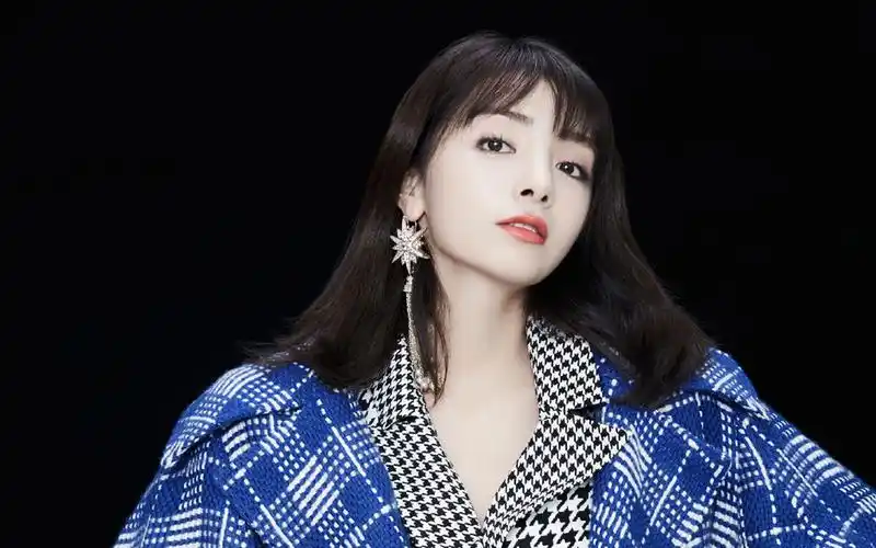 麦迪娜个性时尚写真桌面壁纸