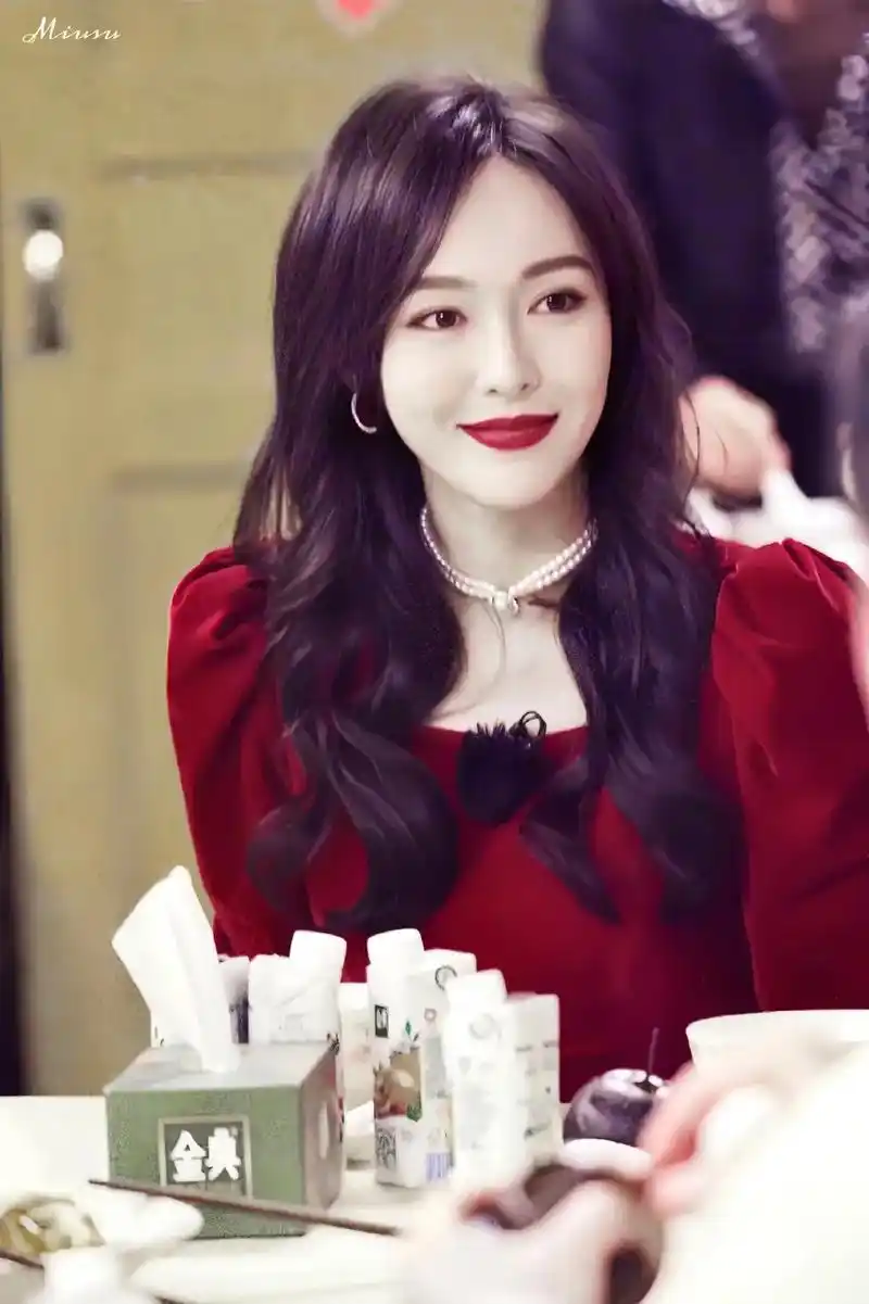 好美好艳好漂亮啊.#唐嫣 #美女 #分享照片 #颜值 #氛围 - 抖音