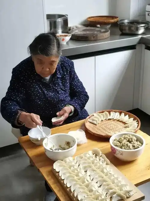 老妈包饺子