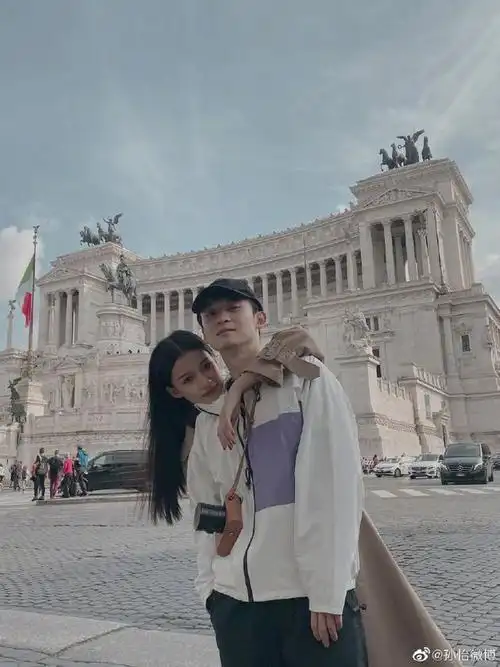 套牢了!孙怡晒同款合影纪念与董子健官宣三周年