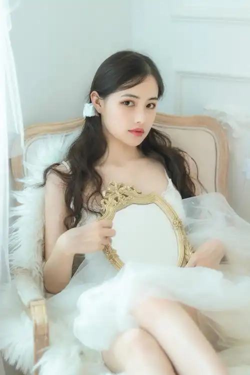美艳性感美女透视裙撩人写真图片