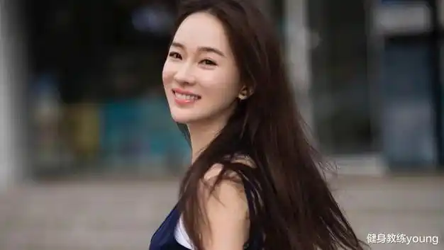 曾有报道称,在怀孕期间,霍思燕体重曾增加到了168斤,但在之后的4个月