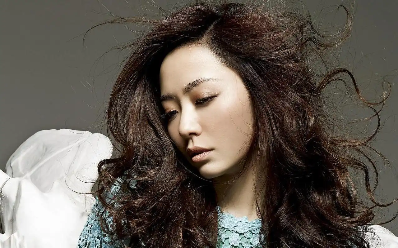 张靓颖性感御姐范儿唯美复古时尚写真桌面壁纸