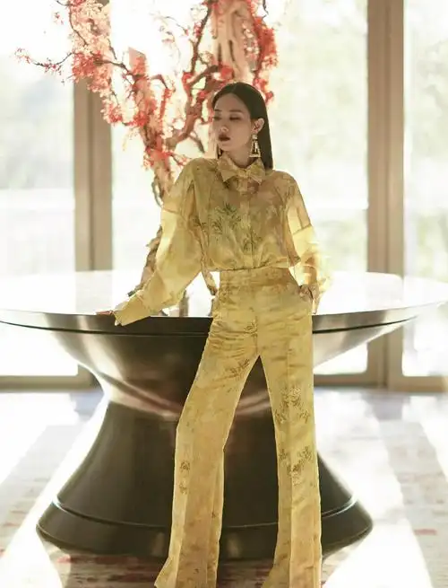 王霏霏跨年热舞和许魏洲跳舞差点亲上虎纹外套高马尾狂野个性