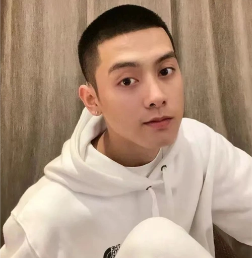 方寸之类的发型这里就不多说,因为此类发型留的人已经很少,主要是比较