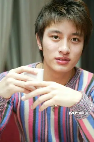 小电君特别为大家奉献2006年2月贾乃亮接受专访的照片,2006年22岁的