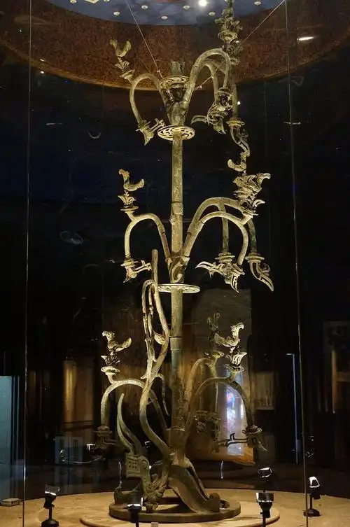 与《山海经》记载的"扶桑神树"又有众多契合之处,三星堆出土的神树上