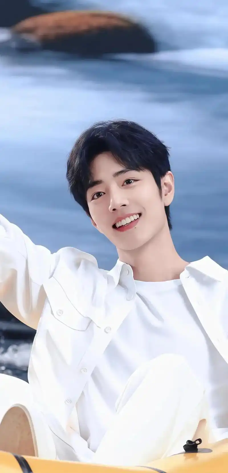 肖战顺顺利利 #治愈系笑容 看到你微笑的那一刻,世界都是温