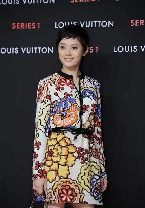虽然"孙俪"个子不高,但是穿着印花裙加上筷子腿高跟鞋还是很吸睛的