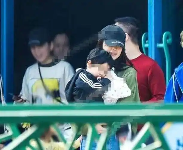 杨颖过35岁生日难得发了跟小海绵的合影虽然眼睛被墨镜遮到