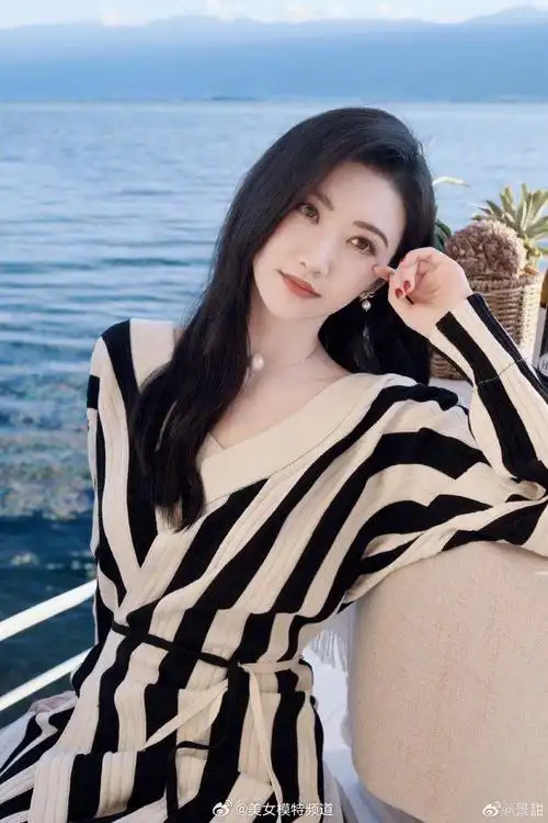 景甜分享秋日写真黑白相间针织线衫温柔优雅