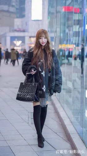 腿长的女生用长筒靴子搭配服饰,怎么穿都经典,还特别有女人味