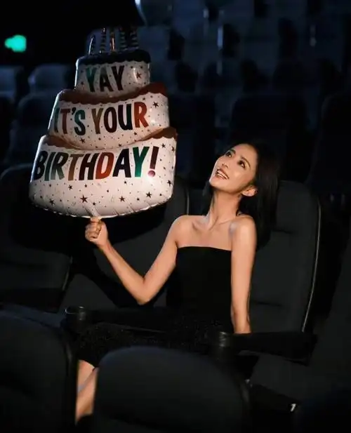 简约的纯黑色吊带裙,尽显成熟女性的魅力,纤细的吊带配上一字型领