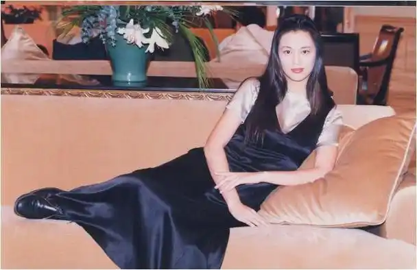 50岁港姐傍上血统成谜的郑嘉颖,他劈腿花心,披哥失利塌房了