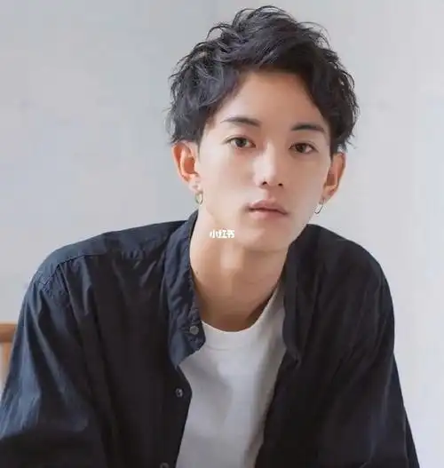 过年需要回家见丈母娘的,提前要准备发型啦这款纹理烫发干净利落,可奶