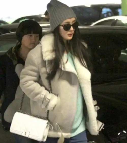 杨幂现身机场,小腹微凸起,二胎实锤了?网友:刘恺威大猪蹄子