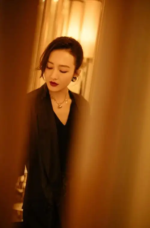 简介:王鸥精致优雅写真图片,分享一组王鸥图片给大家,图中的明星图片