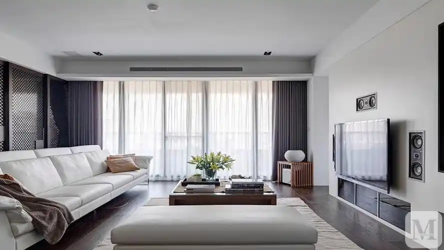 整体采用中性色调,稳重,大气,却又不失品位,有令人眼前一亮的感觉.