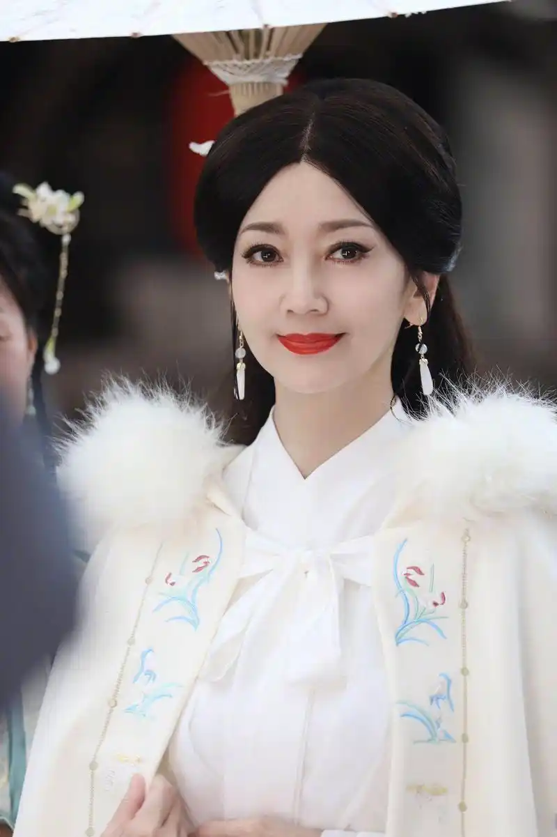 赵雅芝美人未到迟暮时,扮上"白娘子",美得和当年没差