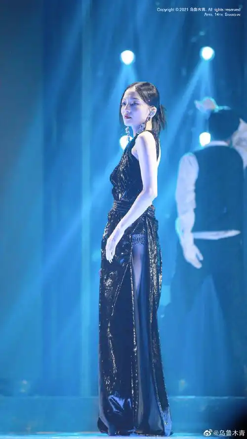 张韶涵高开叉造型