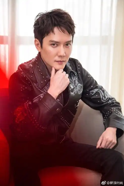 明星热点#@冯绍峰身穿@robertocavalli印花皮衣&黑色牛仔裤出席