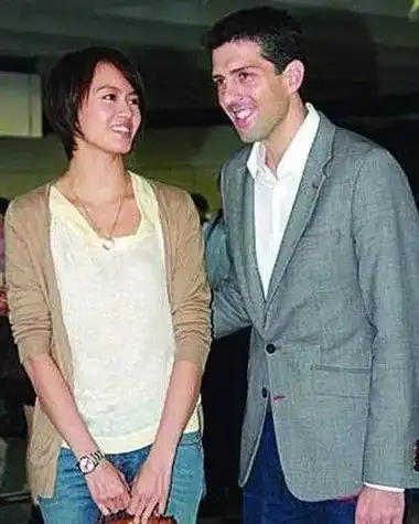 梁咏琪晒出6岁女儿索菲亚的照片母女俩亲密合影高颜值引关注