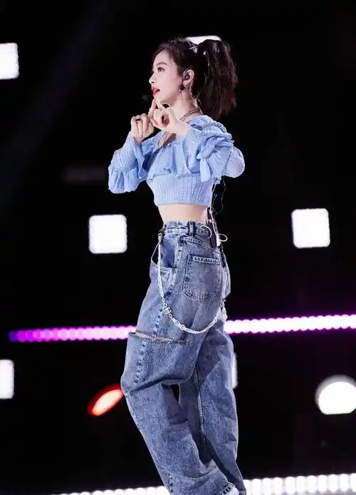 有一种时尚叫宋茜,"牛仔裤"是她的耍帅利器,搭配随性又很时髦_造型