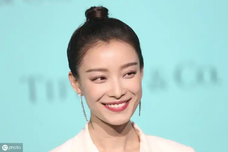 丸子头上镜的倪妮,笑得"人比花娇"