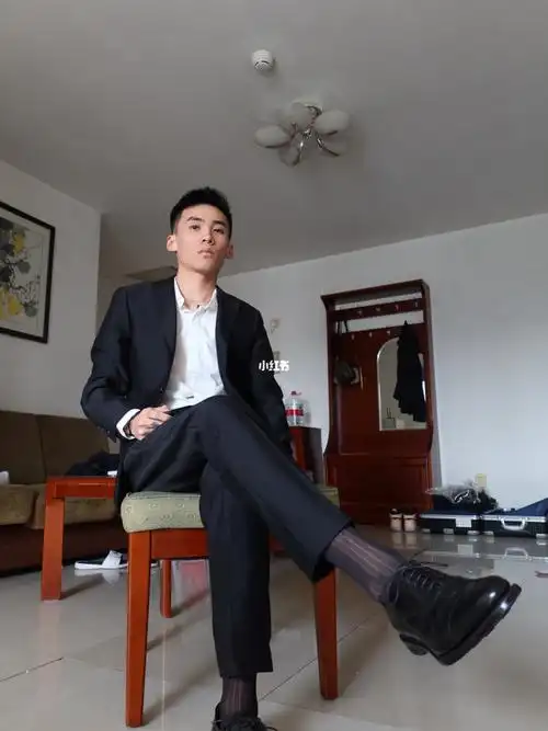 你们穿西装喜欢穿厚袜子还是薄袜子04