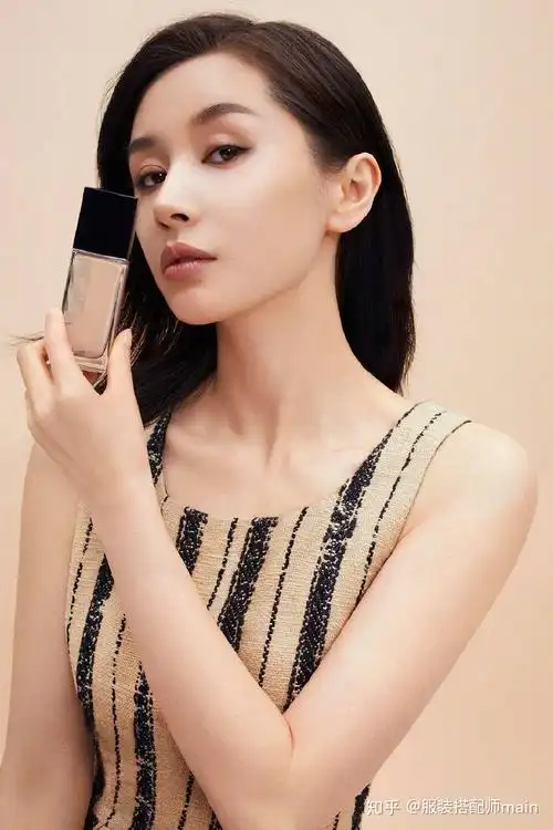 宣传片里的王子文,近照下皮肤细腻无暇,画着淡淡的眼