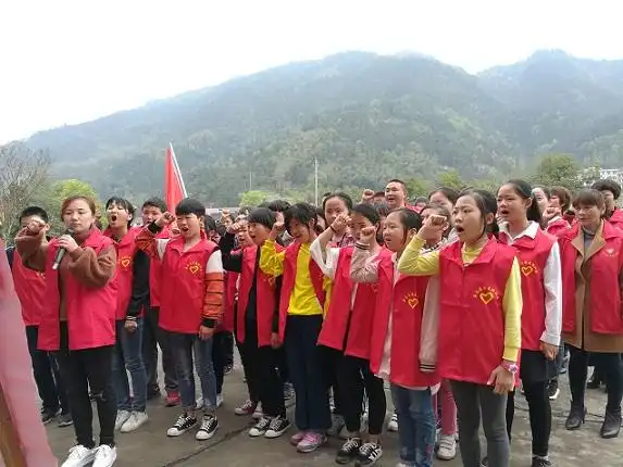 洞市中学举行志愿者分会成立仪式