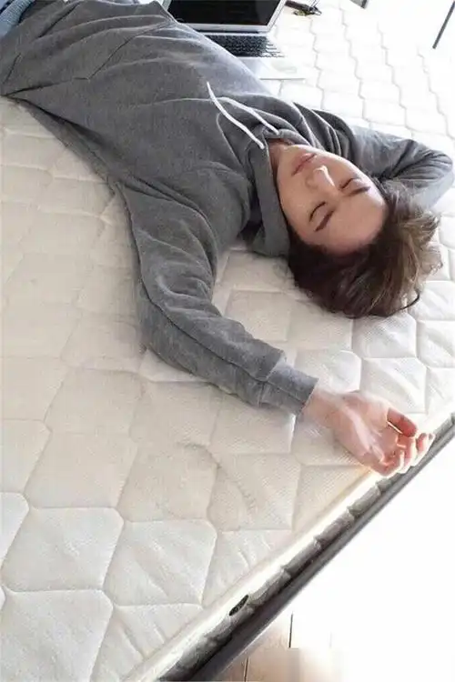 在娱乐圈中的明星颜值都是非常高的,那么他们睡着的样子会是什么样子