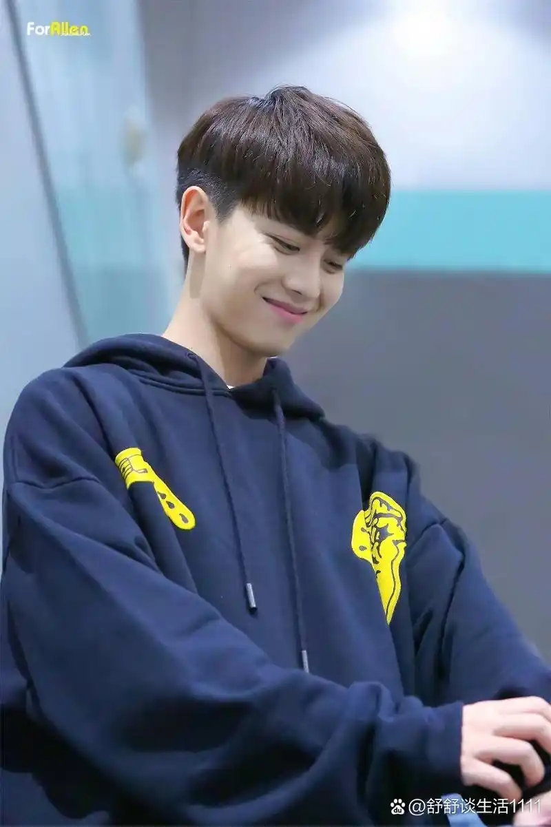 任嘉伦的笑容好阳光,好有感染力[微笑]#娱乐最前沿# #晒出今天的好